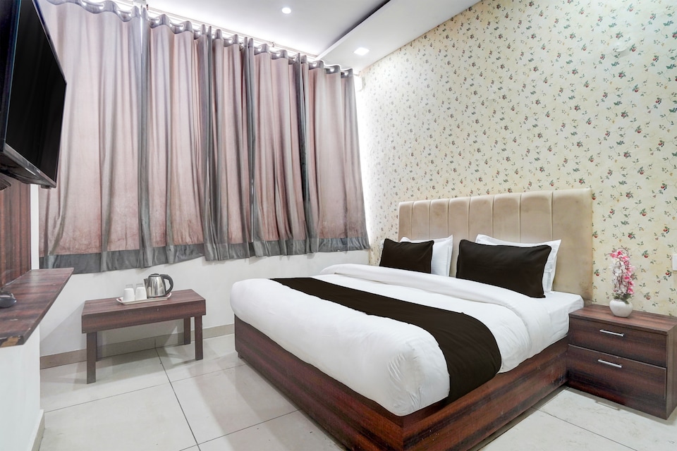 Super Collection O by OYO Patiala Road Crossway Zirakpur Formerly Lavish, Zirakpur, Zirakpur