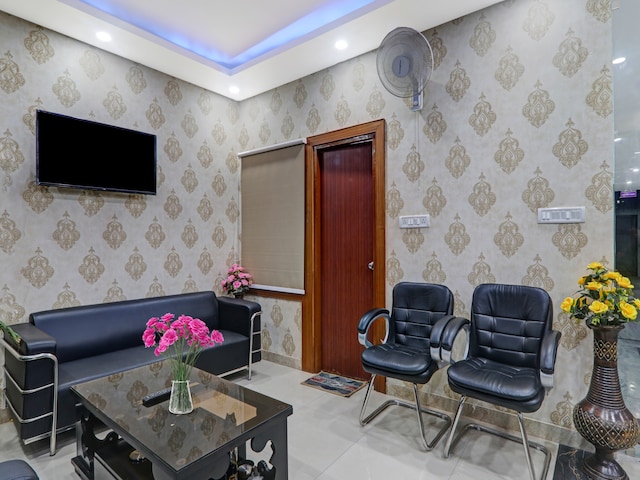  Super Townhouse Swaroop Inn