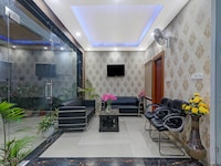  Super Townhouse Swaroop Inn