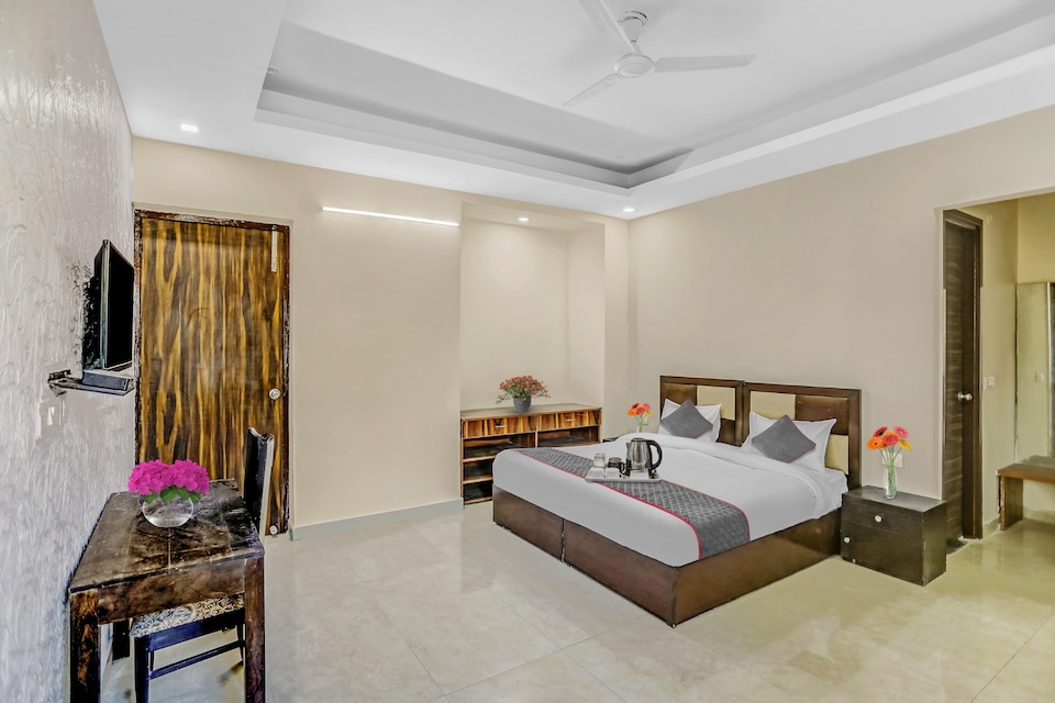 OYO Townhouse 1102 The Aroham Suites, Noida Expressway SEZ, Noida