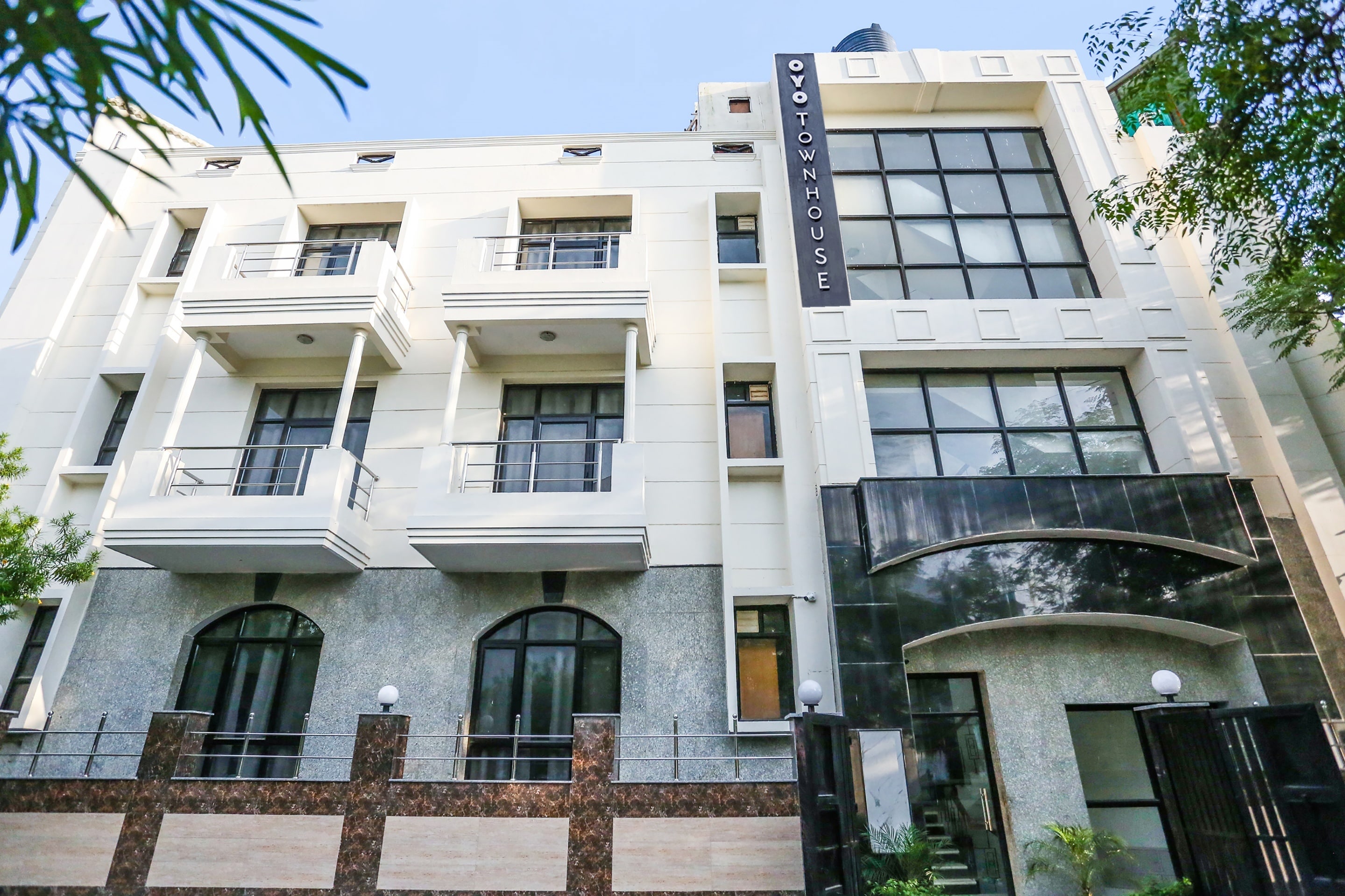 Couple Townhouse Hotels in U Block, Gurgaon Couple Friendly Hotel