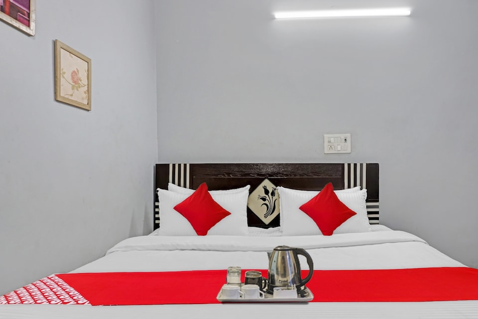 OYO Silver Stone Near Ambience Mall, Rajouri Garden Delhi, Delhi