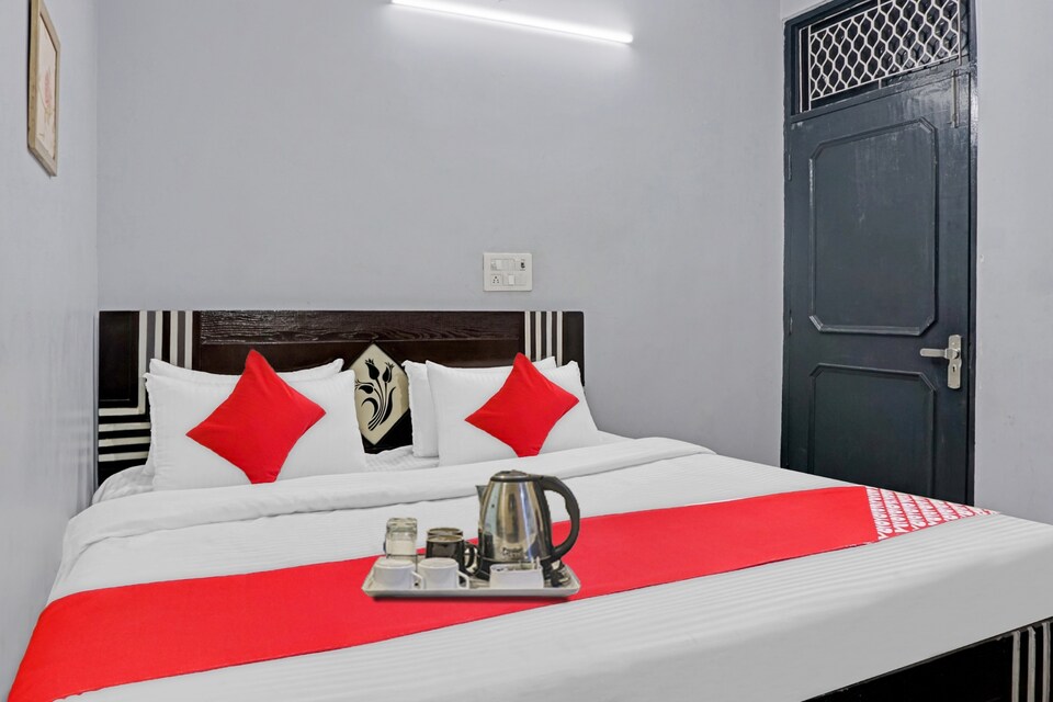 OYO Silver Stone Near Ambience Mall, Rajouri Garden Delhi, Delhi