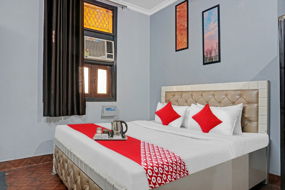 OYO Silver Stone Near Ambience Mall, Rajouri Garden Delhi, Delhi