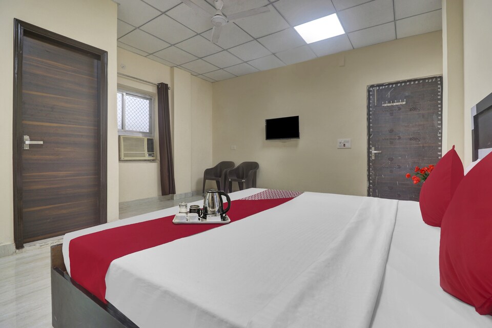 OYO Royal Galaxy Guest House Near Johari Enclave Metro Station, Anand Vihar Delhi, Delhi