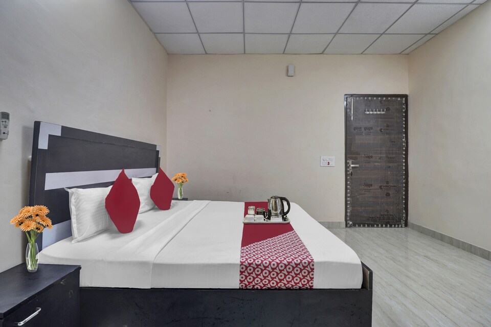 OYO Royal Galaxy Guest House Near Johari Enclave Metro Station, Anand Vihar Delhi, Delhi
