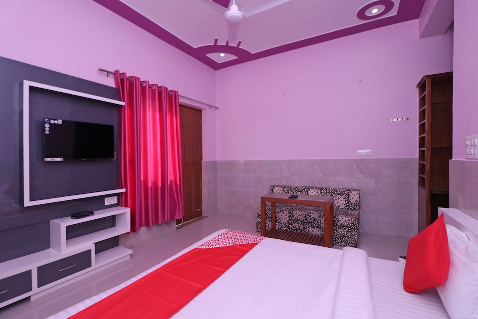 OYO 12065 Hotel Raj Palace, G L A University Vrindavan, Vrindavan