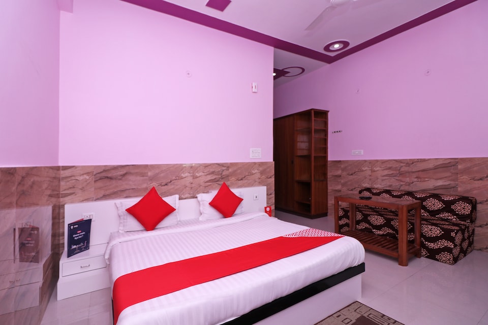 OYO 12065 Hotel Raj Palace, G L A University Vrindavan, Vrindavan