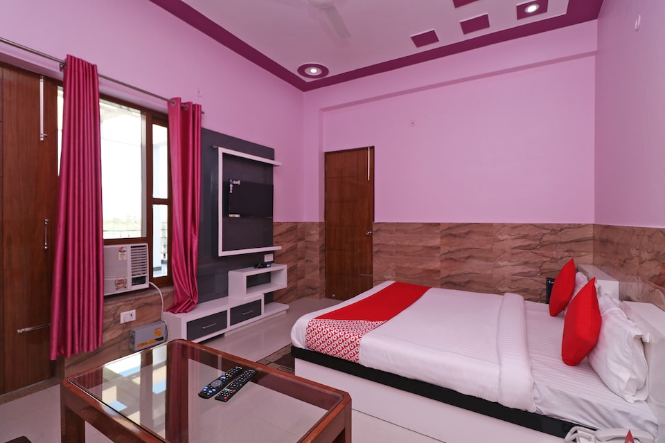 OYO 12065 Hotel Raj Palace, G L A University Vrindavan, Vrindavan