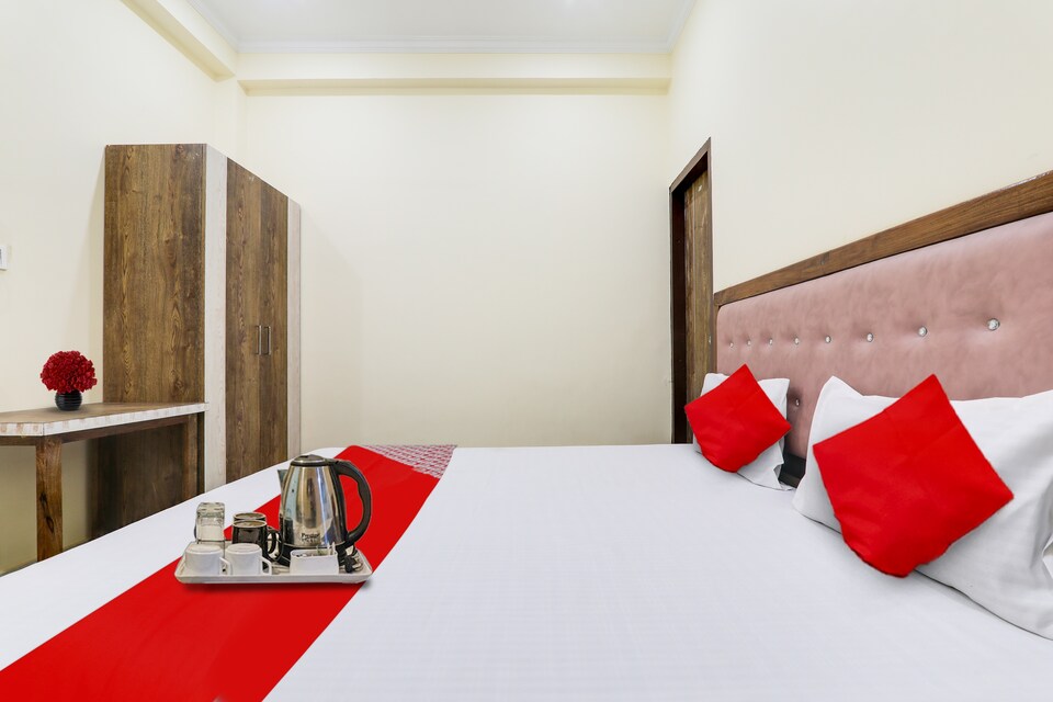 Flagship Decent Home Stay Near Munshi Pulia Metro Station, Hazratganj Lucknow, Lucknow