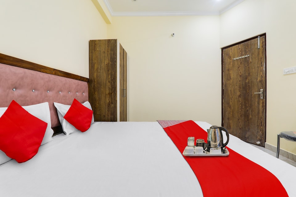 Flagship Decent Home Stay Near Munshi Pulia Metro Station, Hazratganj Lucknow, Lucknow