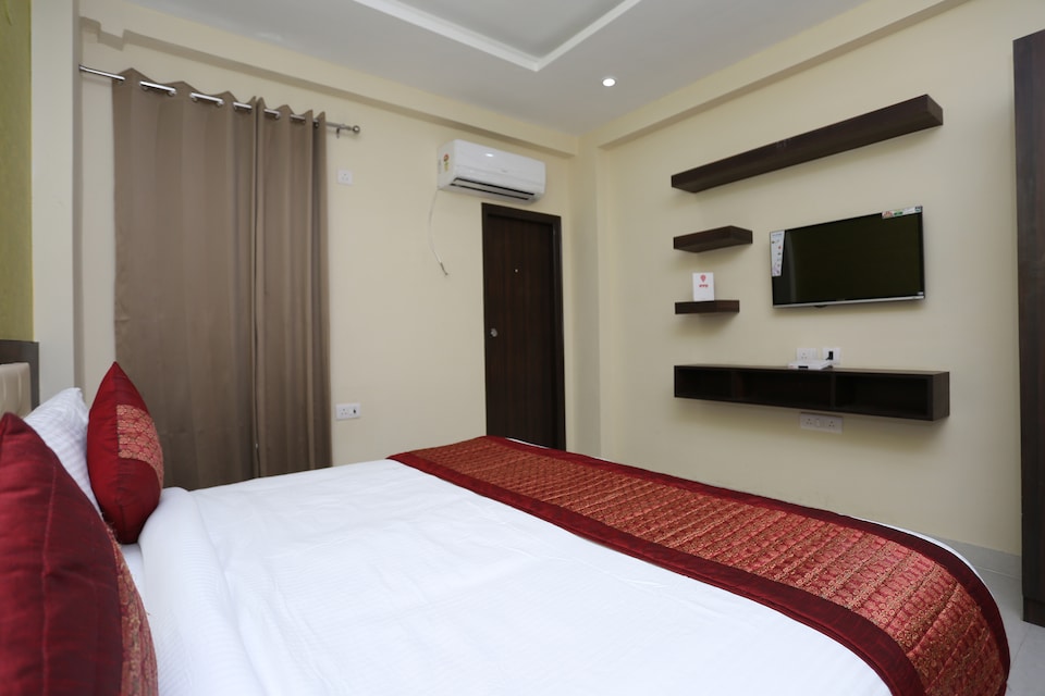 OYO Flagship 12081 Palm Garden Suites, Medanta, Gurgaon