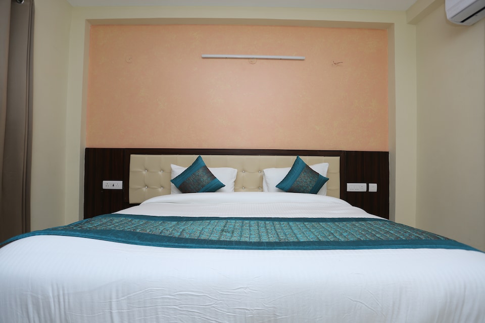 OYO Flagship 12081 Palm Garden Suites, Medanta, Gurgaon