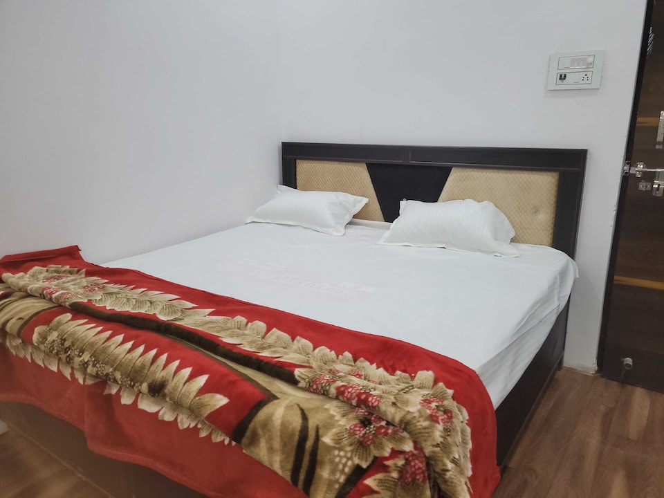 OYO Hotel City Heart, Meerut, Meerut