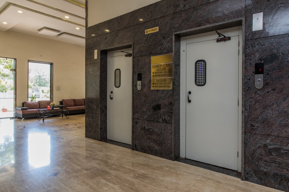 OYO 1535 Hotel Bee Town, Rajender Nagar, Indore