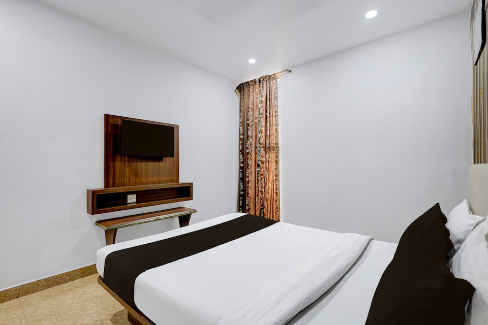 Super Collection O Mysuru St. Philomena Church Formerly BS International, Mysore City Center, Mysore