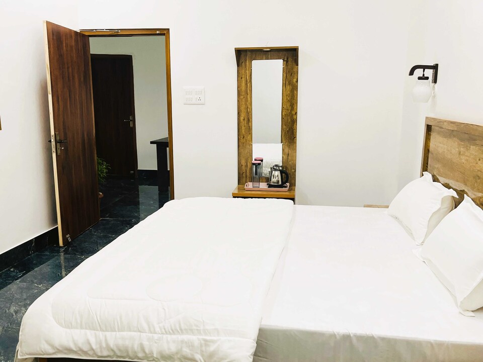 OYO New Aqube, Airport Lucknow, Lucknow