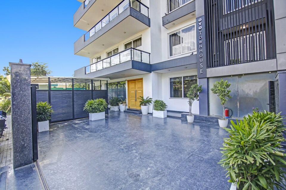 OYO Townhouse Saltstayz Sector 46 Near Amity international school, HUDA CENTRE 1, Gurgaon