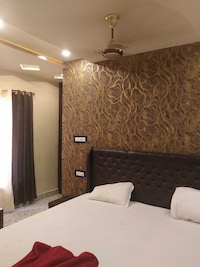 OYO Om Shanti Hotel