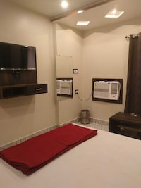 OYO Om Shanti Hotel