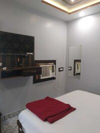 OYO Om Shanti Hotel