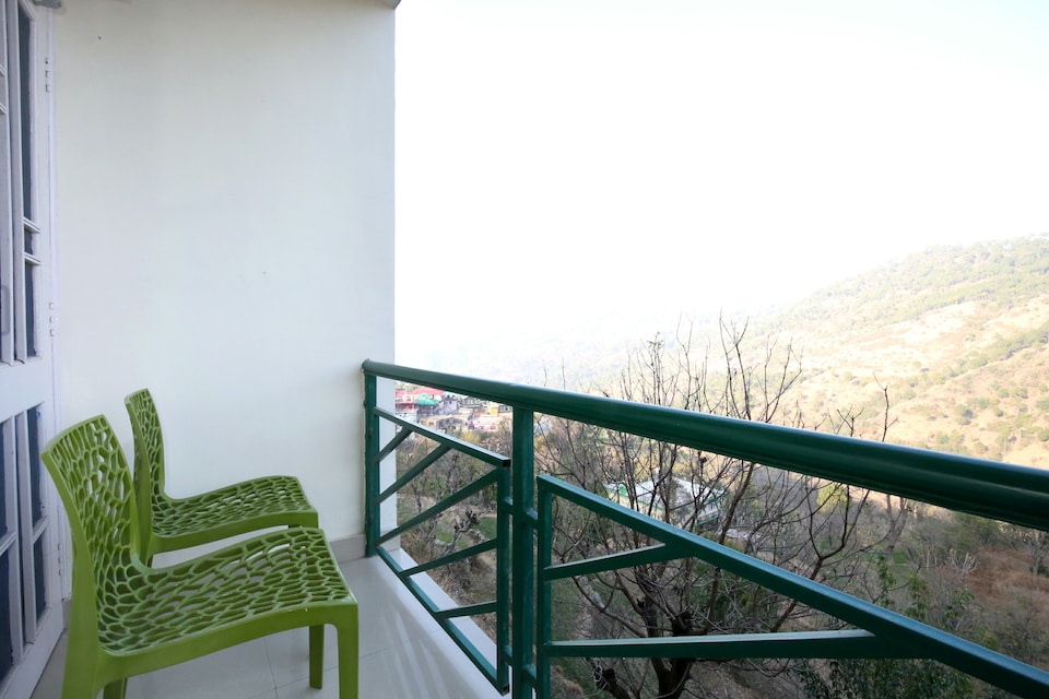 OYO Home 12186 Bright 3BHK, Kasauli, Kasauli
