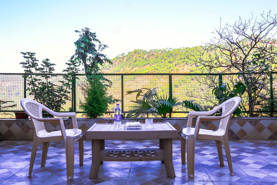 OYO Home 12187 Luxurious 2BHK, Kasauli, Kasauli