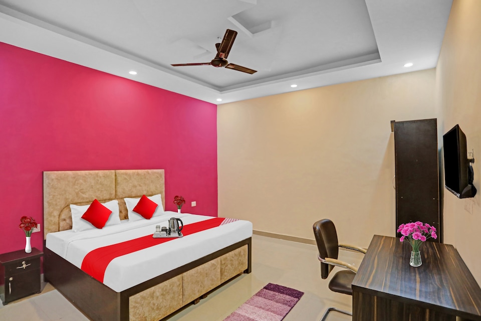 Hotel O Sunshine, Noida City, Noida
