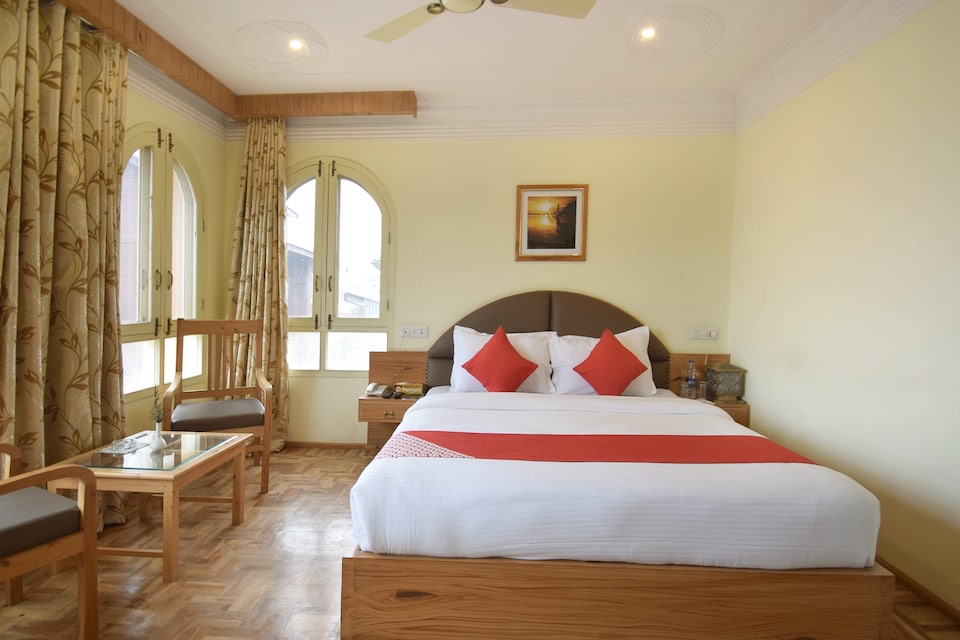 OYO Hotel 12201 Shuhul Resorts, Rajbagh Srinagar, Srinagar