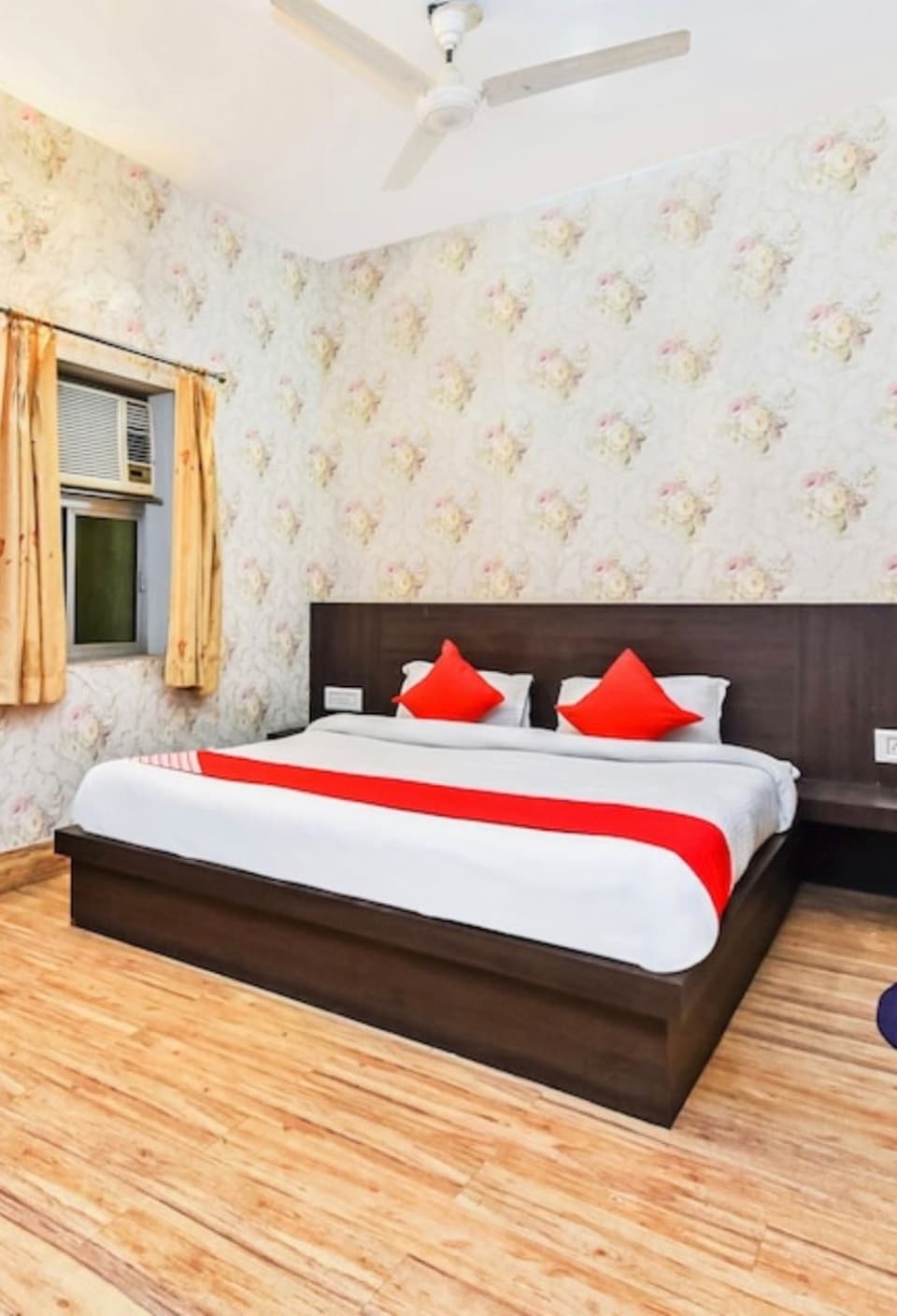 OYO Hotel Blue Star Cafe & Restaurant, Ellenabad Major Distributary, Ellenabad Major Distributary