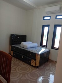 EXPRESS O 91722 Home Stay Dan Sewa Mobil Jhon's Family