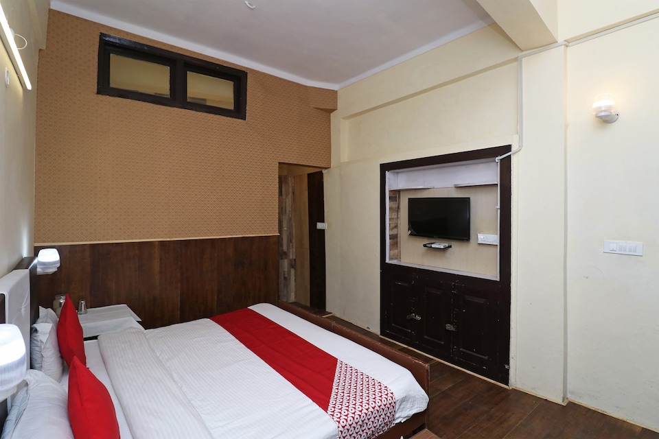 Capital O Hotel Silverton, Mall Road Nainital, Nainital