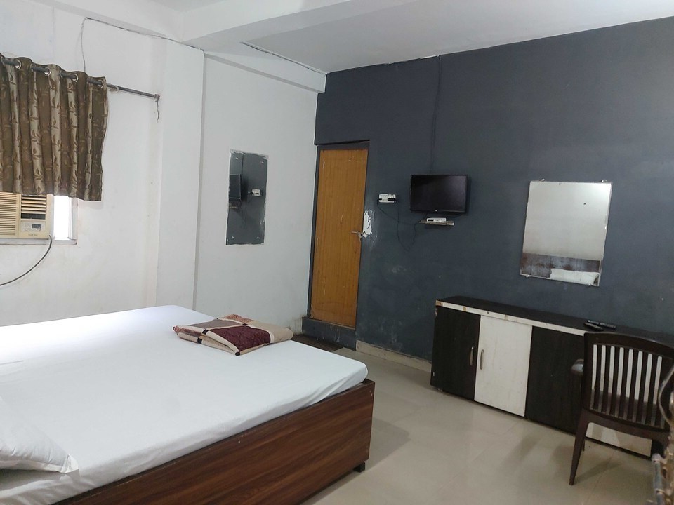 OYO S.s Hotel & Lodge, Station Road, Raipur