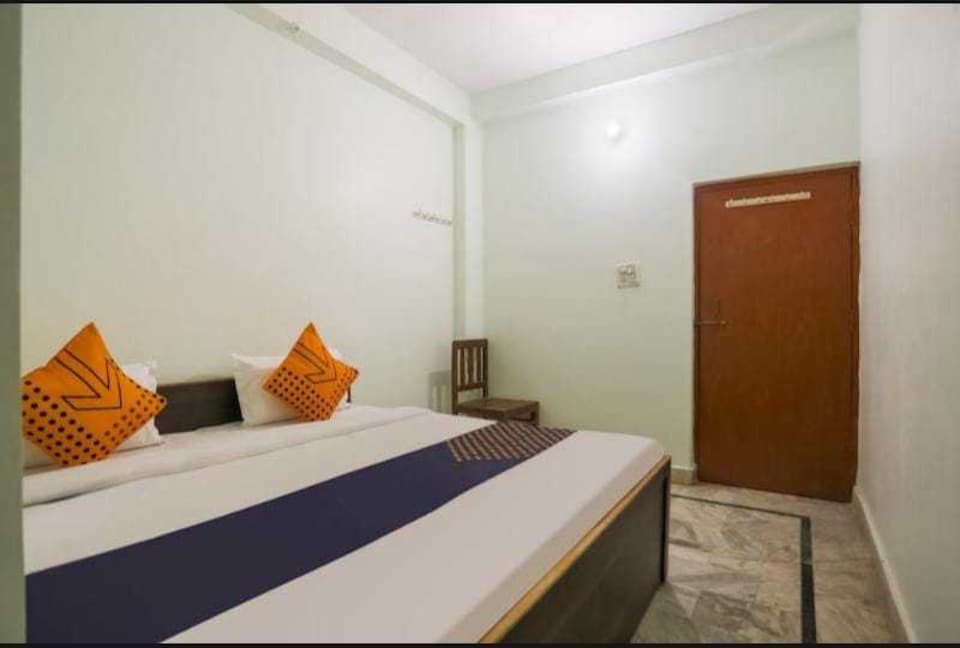 SPOT ON 701110 Girdhari Guest House, Godowlia, Varanasi