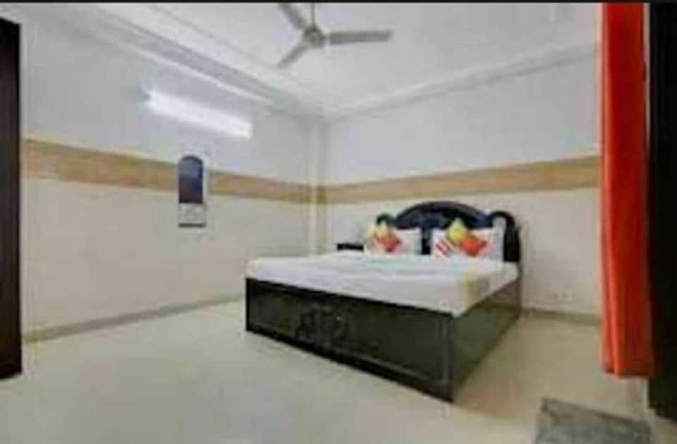 OYO 701203 Ar Comfort Residency, Chhatarpur Delhi, Delhi