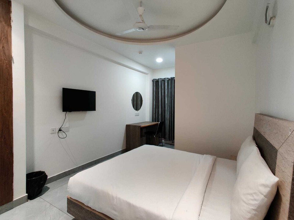 Flagship 701249 Hotel Crown 18 First, Noida City, Noida