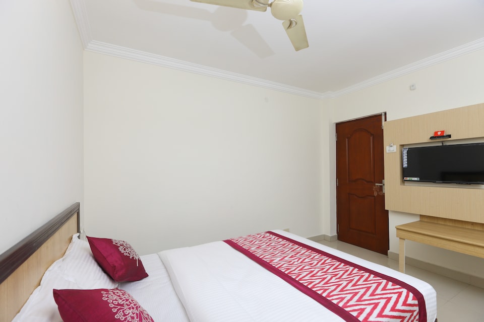 OYO Flagship 12251 Half Moon, ECR Chennai, Chennai