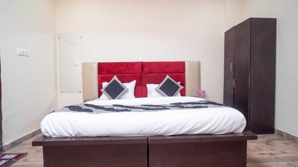 Collection O Hotel Premium Kiyan, Rajouri Garden Delhi, Delhi