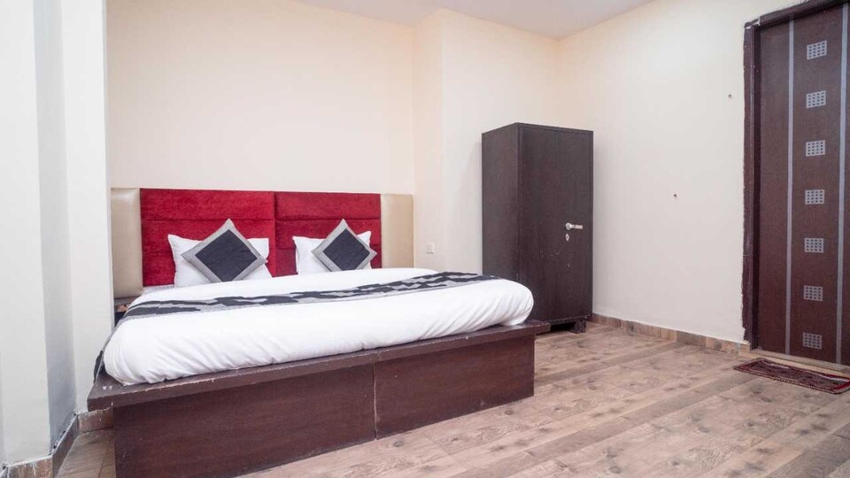 OYO Hotel Premium Snapper Near Dashrath Puri Metro Station, Dwarka Delhi, Delhi