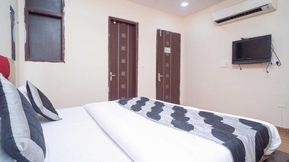 OYO Hotel Premium Snapper Near Dashrath Puri Metro Station, Dwarka Delhi, Delhi