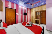 OYO Flagship Queens Palace