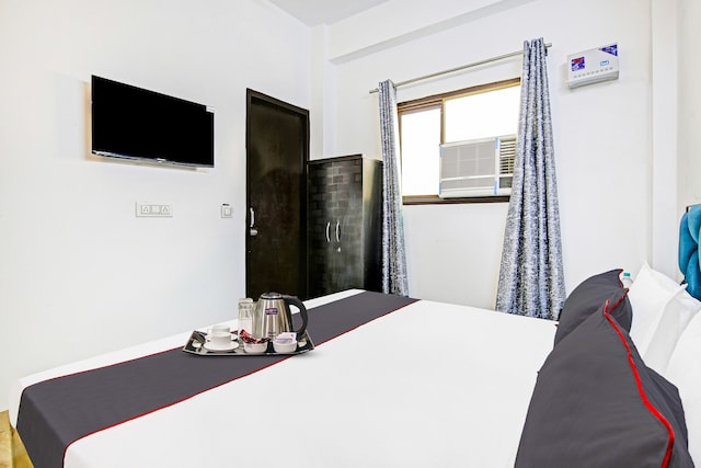 Collection O Decent Nest Near Nawada Metro Station