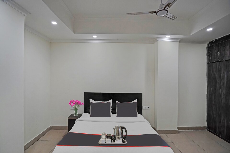 Collection O Hotel Vibhu Residency Near Noida Sector 81 Metro Station, Noida Expressway SEZ, Noida