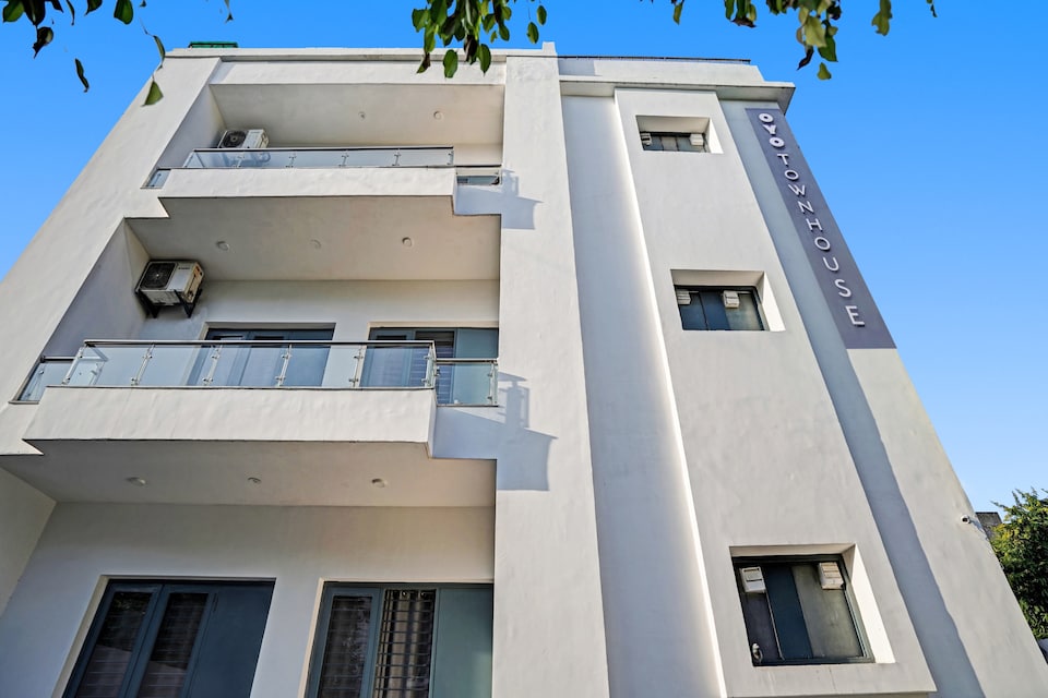 Super Townhouse Golf luxury Hotel Near Aravali Biodiversity Park, Golf Course Road, Gurgaon