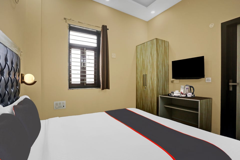 Collection O Metro View Ashok Vihar Near Shalimar Bagh Metro Station, North Delhi, Delhi