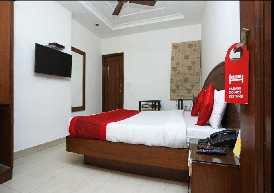 OYO Hotel Love Dream Couple Friendly Near Dashrath Puri Metro Station, Dwarka Delhi, Delhi