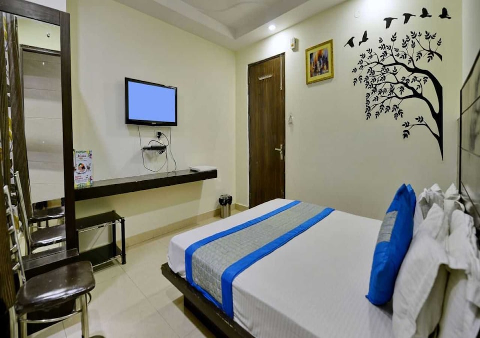 OYO Hotel Love Dream Couple Friendly Near Dashrath Puri Metro Station, Dwarka Delhi, Delhi