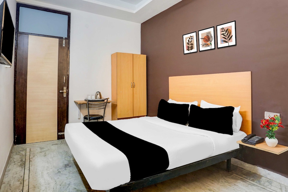 Hotel O KL khari Near Ashoka Park Mein Metro, Pitampura - Rohini Delhi, Delhi