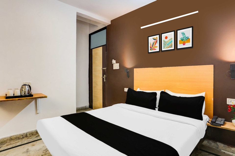 Hotel O KL khari Near Ashoka Park Mein Metro, Pitampura - Rohini Delhi, Delhi