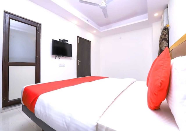 OYO Hotel Grand Neelam Near Jama Masjid